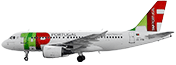 Seitenansicht eines Airbus A319-100 am Boden. Das Flugzeug ist weiß und trägt das Logo von TAP Air Portugal an der Spitze und am Heck. Über den hinteren Fenstern ist der Link flytap.com zu lesen.