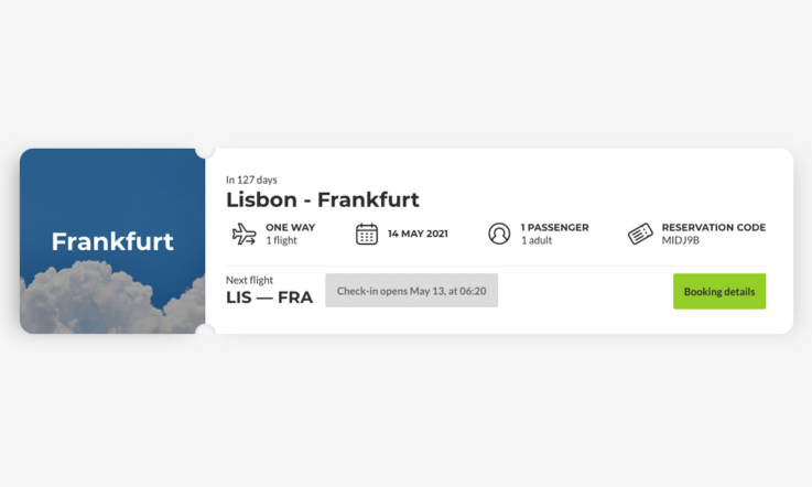 Sobre un fondo gris claro, recorte de una imagen de una pantalla de información con los datos de viaje de una reserva de vuelo para la ruta Lisboa-Frankfurt.
