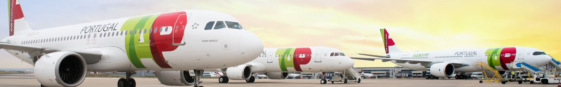Zdjęcie przedstawiające trzy samoloty stojące obok siebie, ozdobione kolorami i logo TAP Air Portugal.