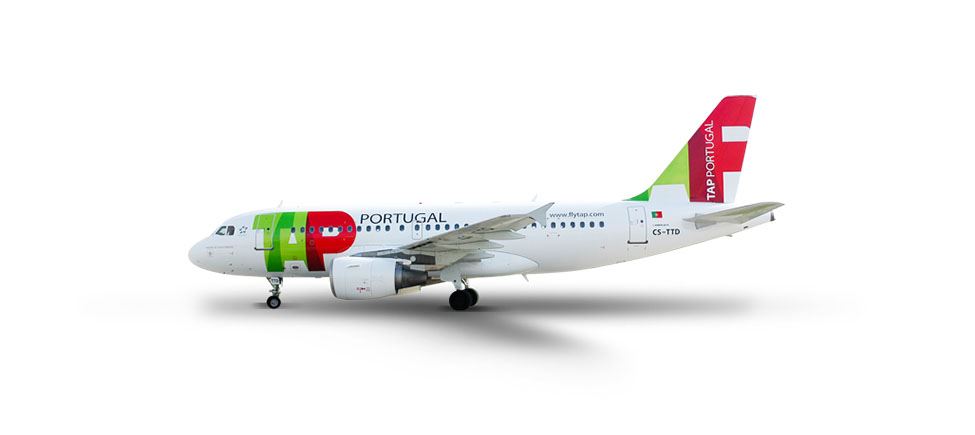 Lateral do Airbus A319-100, pousado. O avião é branco, com o logótipo da TAP Air Portugal no início e no leme do avião. Acima das últimas janelas, lê-se o link flytap.com.