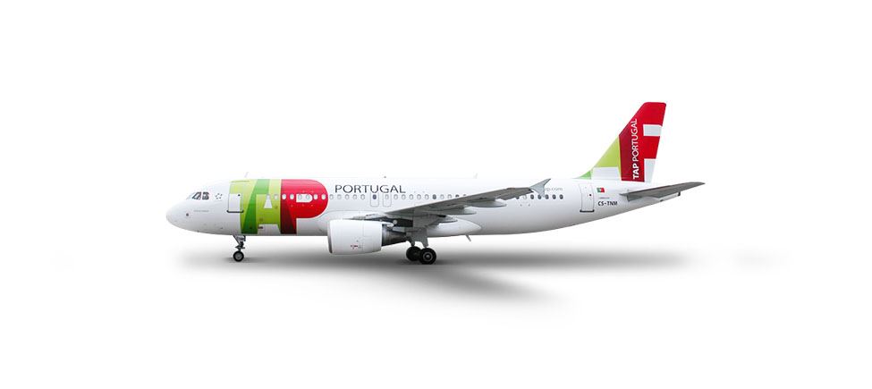 Вид сбоку на самолет Airbus A320-200 на земле. Самолет белого цвета с логотипом TAP Air Portugal на носу и на штурвале. Над последними окнами можно прочитать ссылку flytap.com.