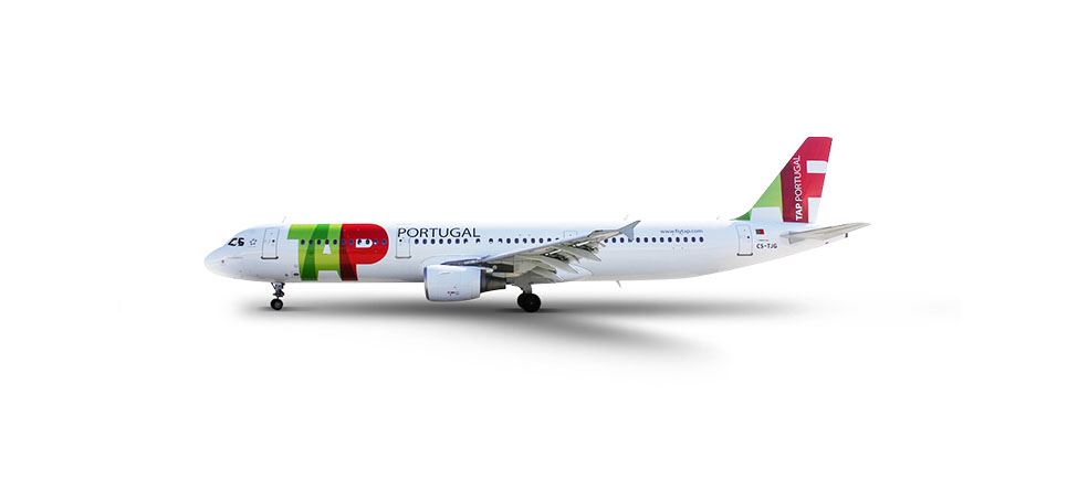 Lato dell'Airbus A321-200 a terra. L'aereo è bianco, con il logo TAP Air Portugal all'inizio e sul timone dell'aereo. Sopra gli ultimi finestrini c'è il link flytap.com.