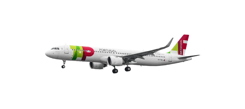 Боковой вид взлетающего рейса Airbus A321-200LR с видимыми колесами. Самолет белого цвета с логотипом TAP Air Portugal на носу и на штурвале. Над последними окнами можно прочитать ссылку flytap.com.