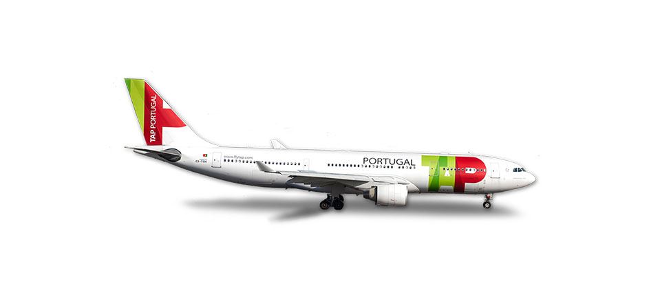 Côté de l'Airbus A330-200, à terre. L'avion est blanc, avec le logo TAP Air Portugal au début et sur le gouvernail de l'avion. Au dessus des dernières fenêtres, le lien flytap.com est lisible.