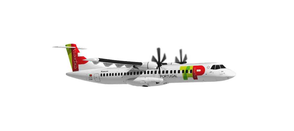 Вид сбоку на летящий ATR 72-600 с вращающимися винтами. Самолет белого цвета с логотипом TAP Air Portugal Express на боку и на руле. Над последними окнами можно прочитать ссылку flytap.com. 