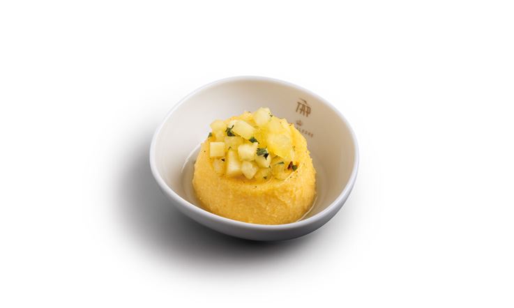 Фотография белой тарелки с азорским ананасовым фланом. 
