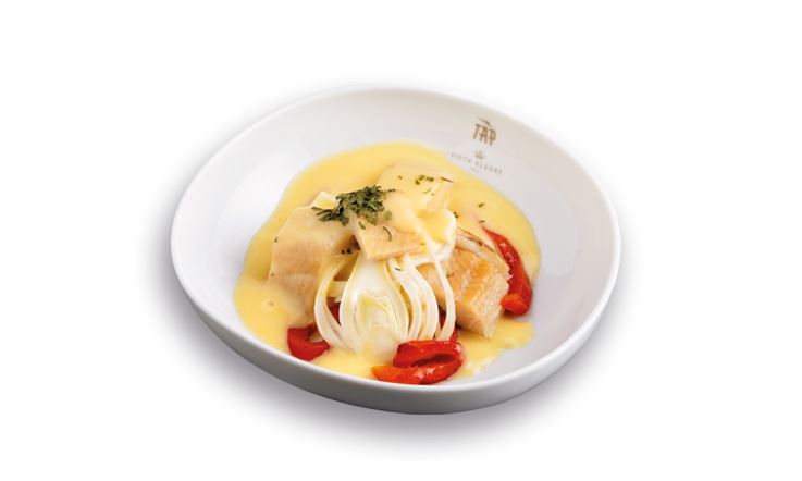 Foto eines weißen Gerichts mit dem TAP-Logo, mit geräucherter Forelle, eingelegtem Fenchel und Passionsfrucht-Emulsion.