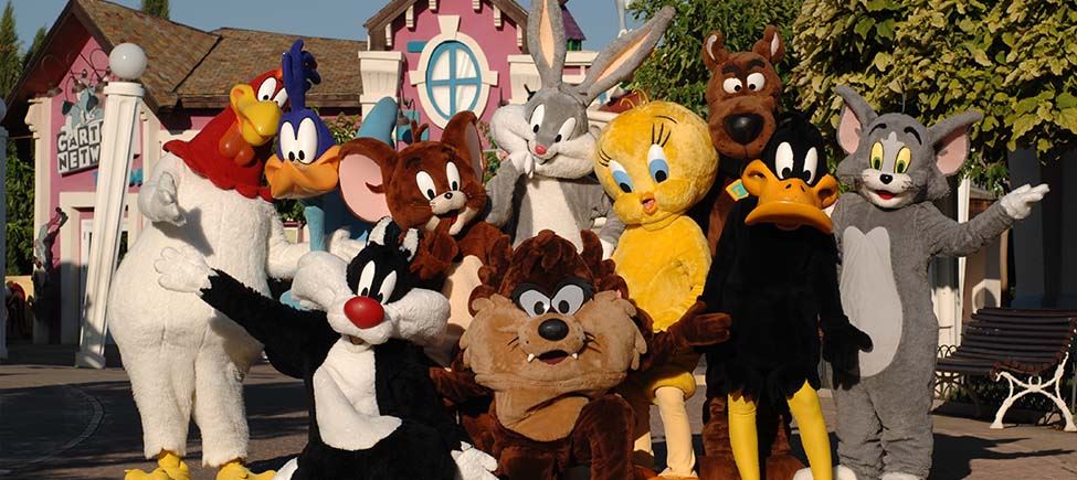 Zehn Looney Tunes-Figuren. Von links nach rechts: Foghorn Leghorn, Road Runner, Sylvester, Jerry, Bugs Bunny, Taz, Tweety, Wile E. Coyote, Daffy Duck und Tom.