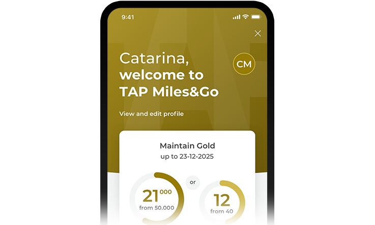 The picture shows three-quarters of a mobile phone screen. The screen background is in gold and white colors, while the upper section displays a TAP Miles&Go welcome message followed by the Gold status expiration date. It also features two white and gold circles indicating the Status Miles and flown segments.